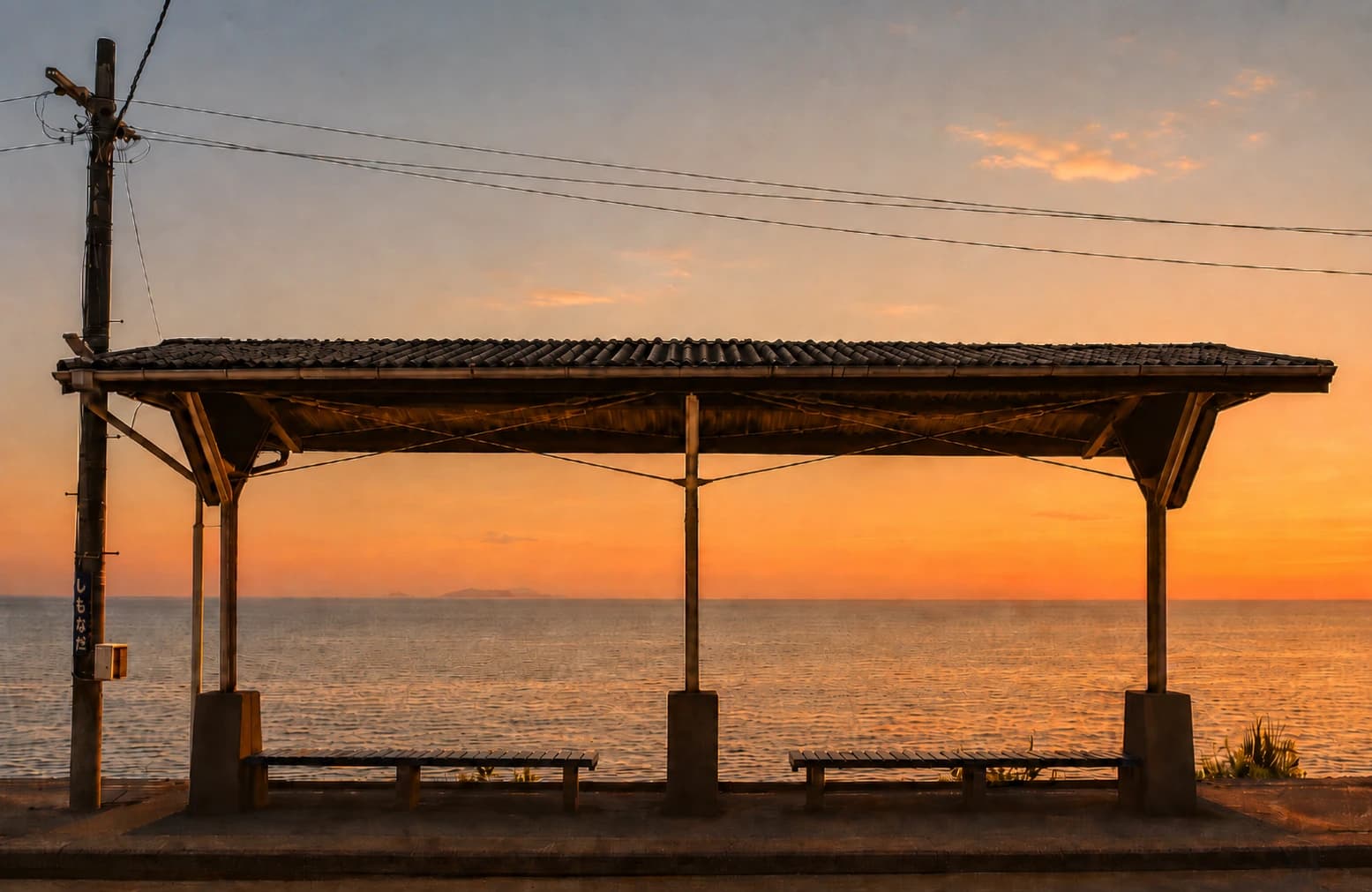 海辺の駅から望む夕景
